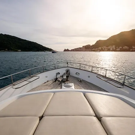 Yacht San Lorenzo 22 *